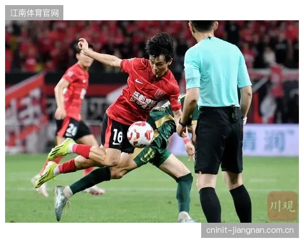 半程战罢，成都蓉城以明显优势占据积分榜首位，成为冠军有力争夺者。